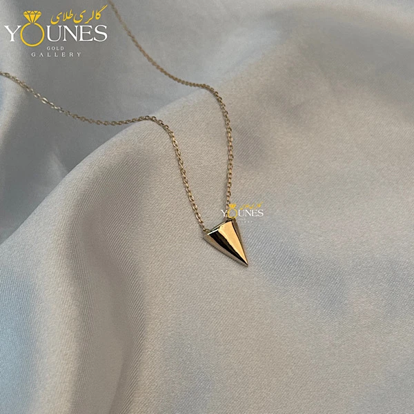 تصویر دوم گردنبند طلا مثلثی مینیمال